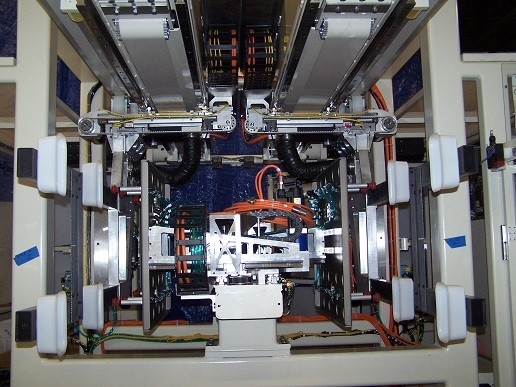 CBW's SSE robot removes plastic packaging components from their molds.