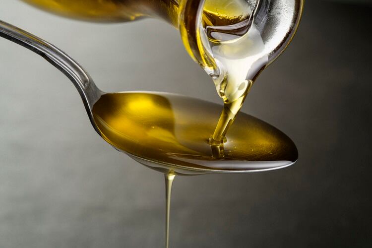 Pouring-oil-dulezidar.jpg