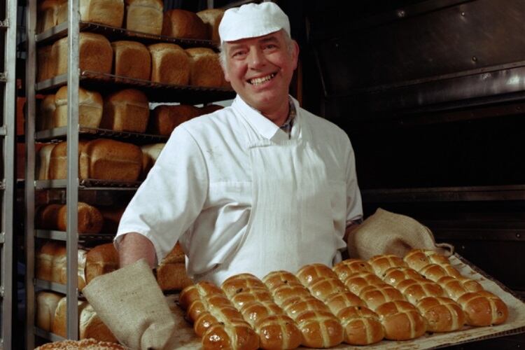 Hot cross buns shed shaky history to reach record sales in 2022, predicts CBA