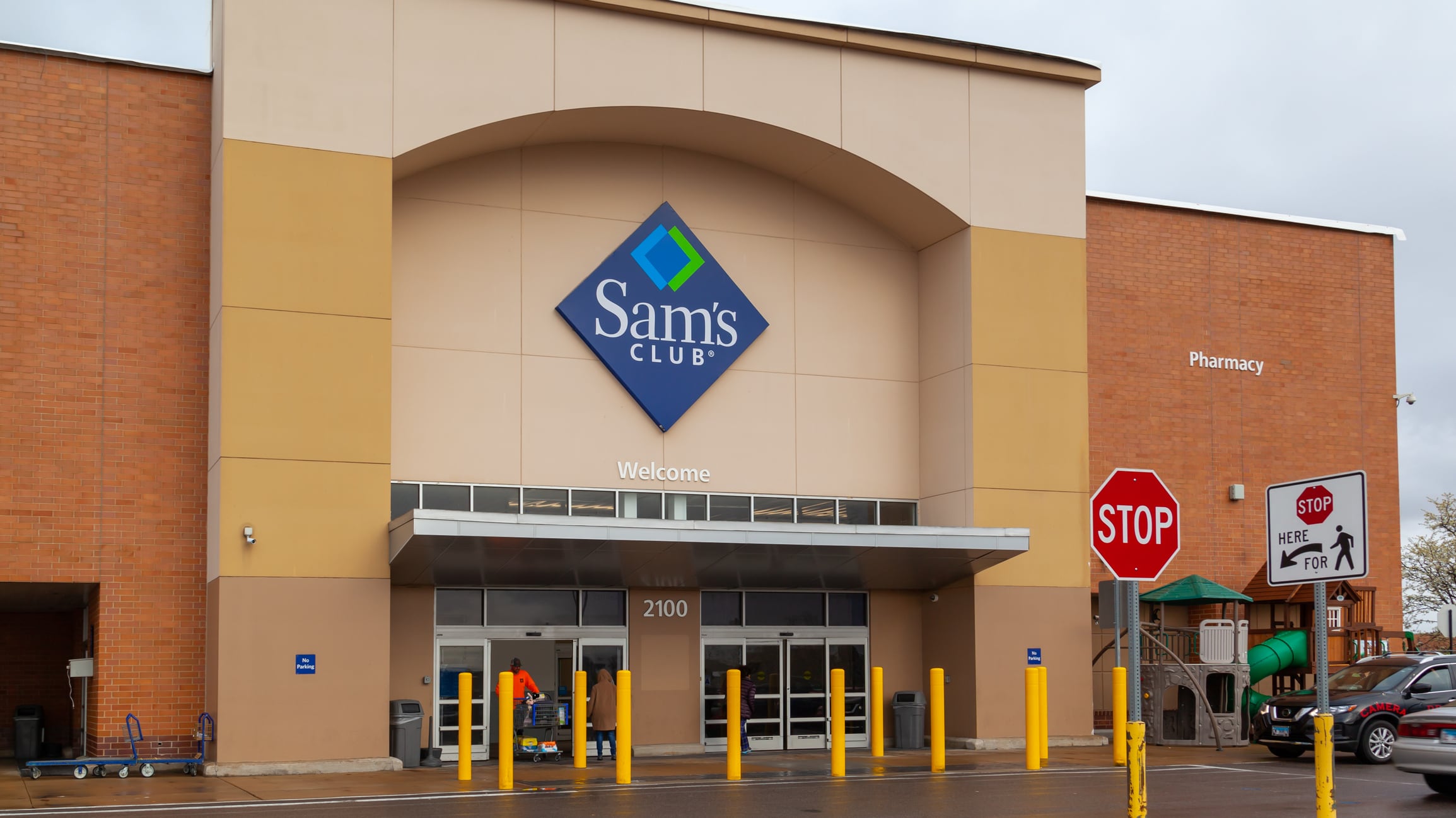 Saint Louis, MO, USA - March 24, 2022: The entrance to a Sam’s club store in Saint Louis, MO, USA.  Sam's West, Inc. is an American chain of membership-only retail warehouse clubs.