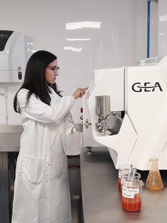 Scientist-using-equipment-at-Medway-Food-Innovation-Centre-002.jpg