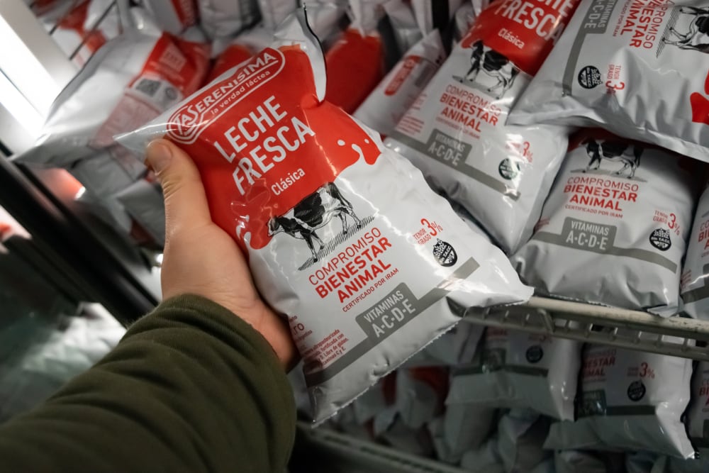 La Serenisima dairy brand highlighting Argentinian heritage and functional dairy products.
