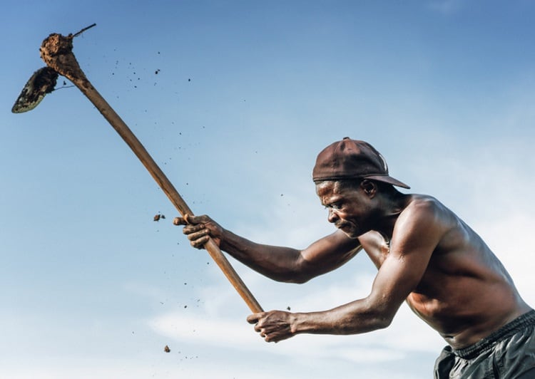 Africa-African-hoeing-hunger-Nikada.jpg
