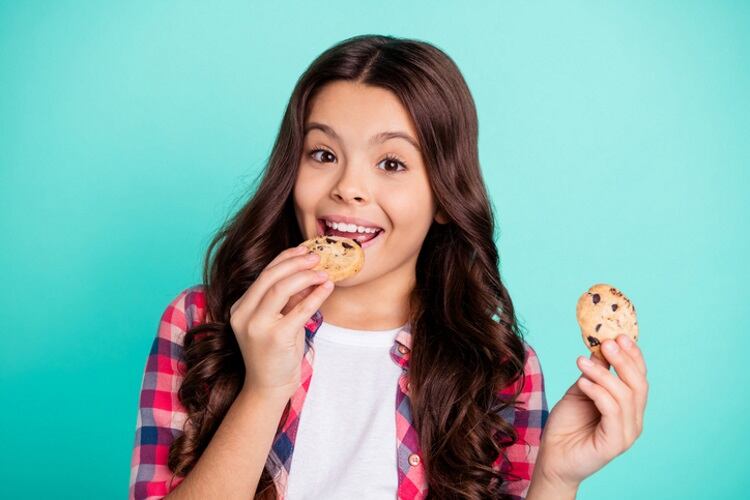 Tween-girl-eating-biscuit-Deagreez.jpg