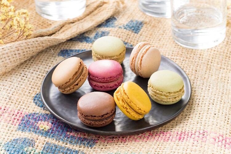 Tipiak-French-Macarons-on-plate-serv-sugg.jpg
