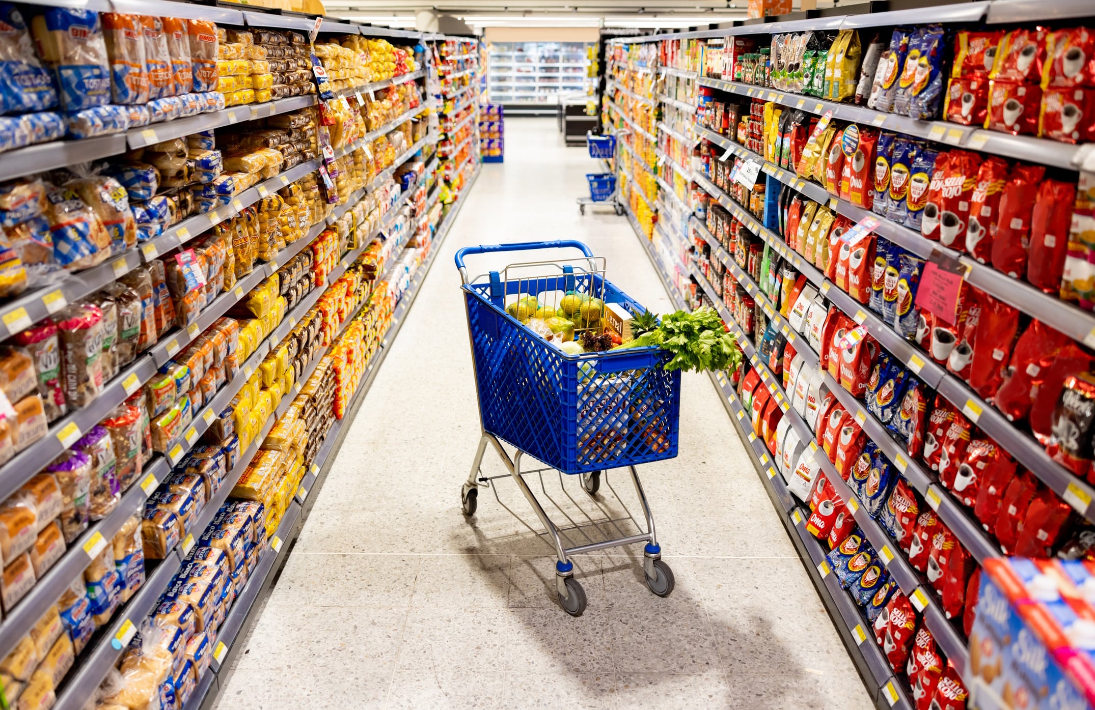 Shopping cart in the middle of snack aisle