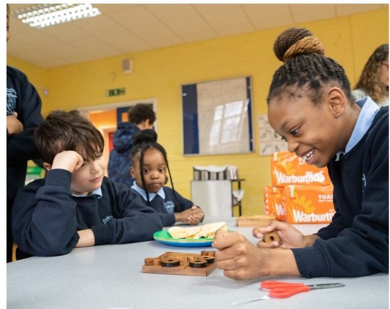 Warburtons-and-school-children-2.jpg