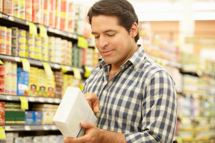 Reading-food-label-monkeybusinessimages.jpg