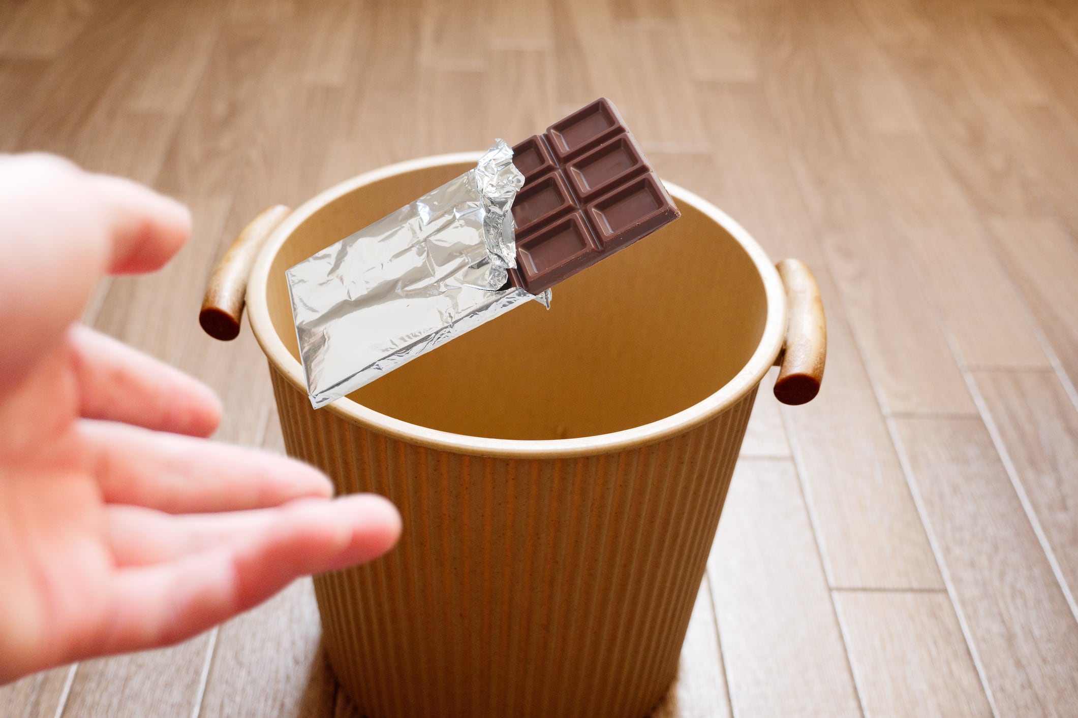 Throw the chocolate bar into the trash can with the image of cutting off sweets