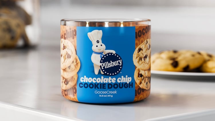 Pillsbury-Chocolate-Chip-Cookie-Dough-lifestyle.jpg