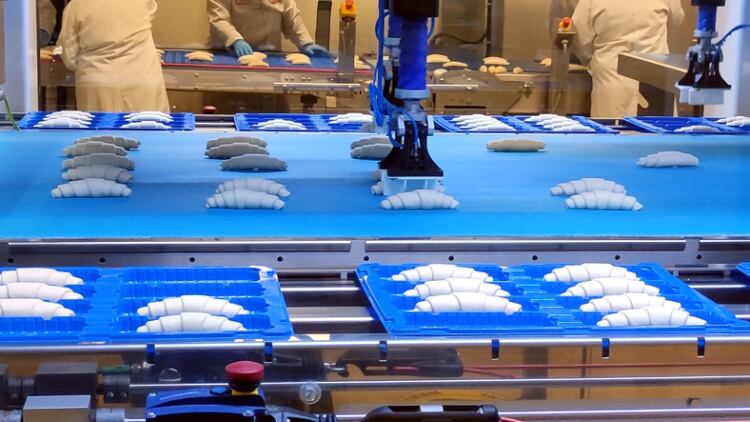 Robot-placing-croissant-on-baking-line-Getty-Ivan-Zhaborovskiy.jpg