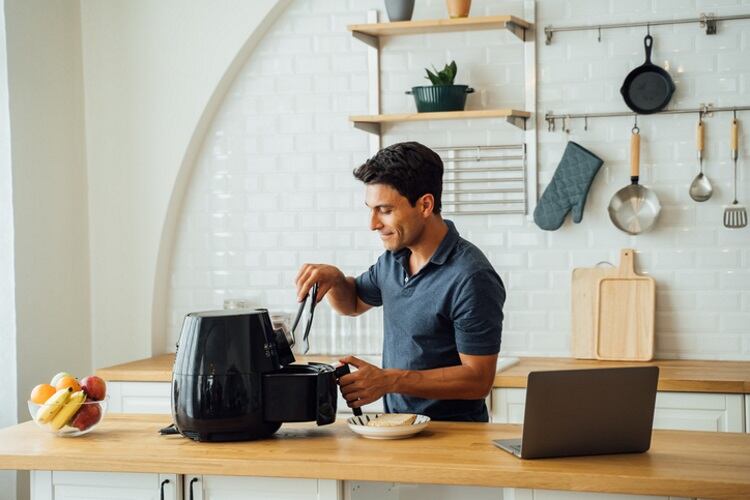 Air-fryer-and-laptop-Complexio.jpg