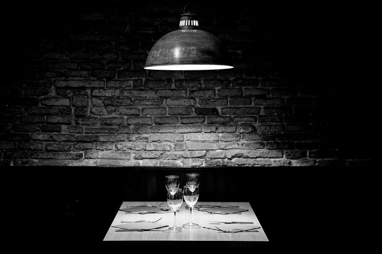 How-senses-impact-dark-dining-restaurant-experiences.jpg
