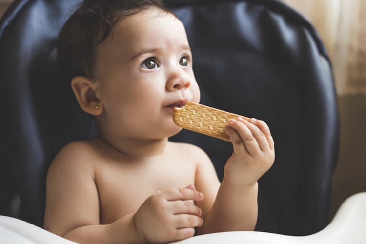 Natasha-acrylamide-baby-eating-biscuit-Pollyana-Ventura.jpg