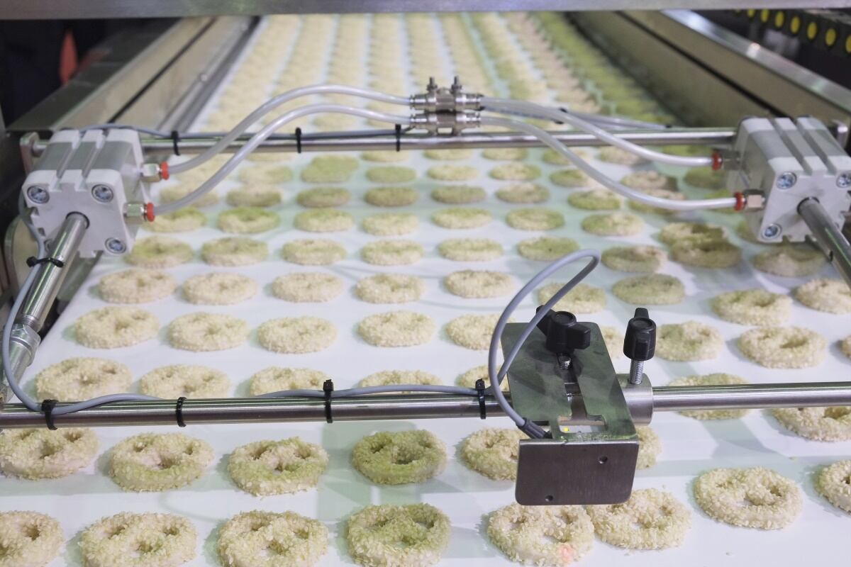 bakery_pretzel_machine_belt_close-Optimized.jpg