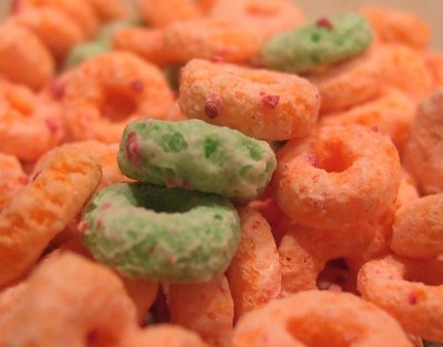 Kellogg's Apple Jacks contain artificial colors such as blue 1 and red 40, but 75% of the firm's North American cereals are already made without artificial colors