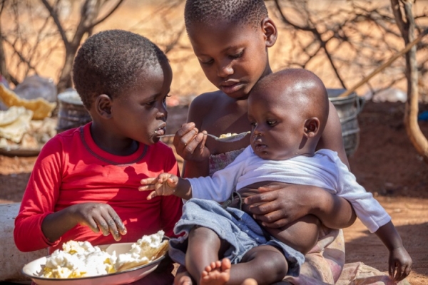 Feeding African children poco_bw