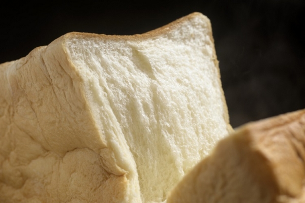 Freshly baked white bread sakai000