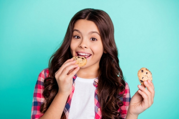 Tween girl eating biscuit Deagreez