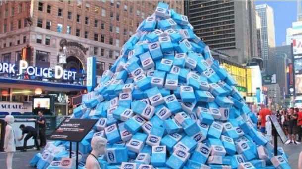 Kind's sugar mountain in Times Square, NY, erected to raise awareness of sugar consumption and the launch of its new fruit bars. Pic: Kind Snacks