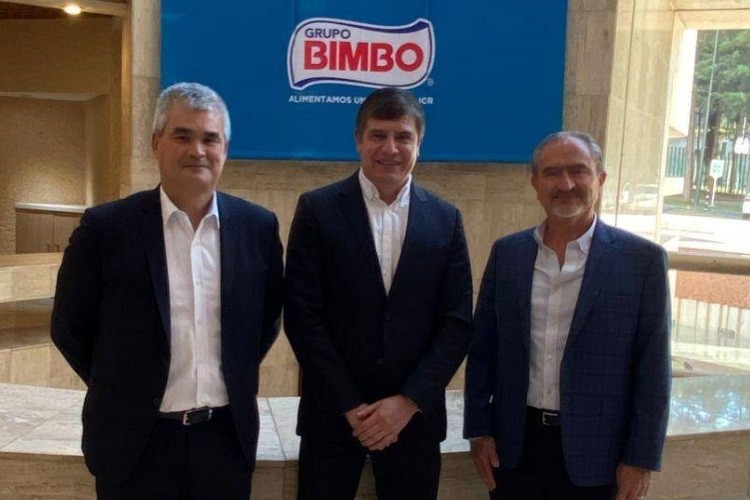 Steve Woolley, David Hernández, and Jesús Carlos Valencia celebrate the extension of their strategic supply agreement at Grupo Bimbo's headquarters in Mexico. Pic: Grupo Bimbo