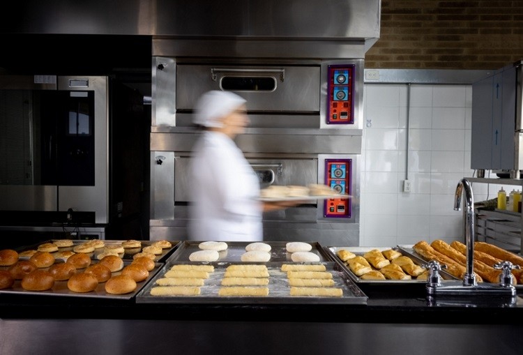 The Federation of Bakers supports the UK's bakery sector to keep providing bread for the nation, despite the often extraordinary challenges. Pic: GettyImages/andresr
